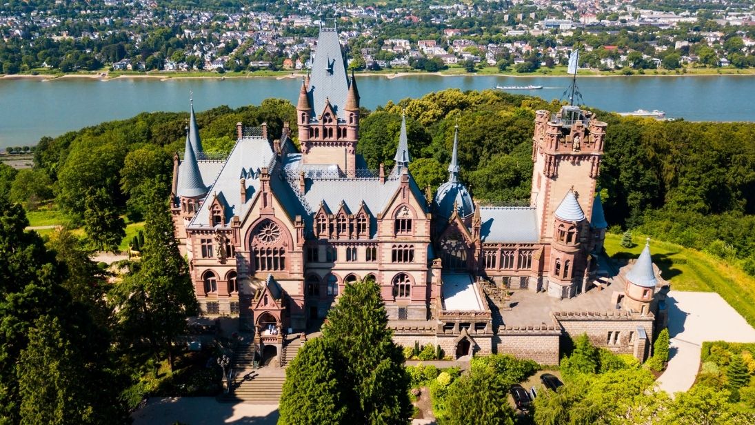 Schloss Drachenburg bei Königswinter © Canva Pro/Andrey